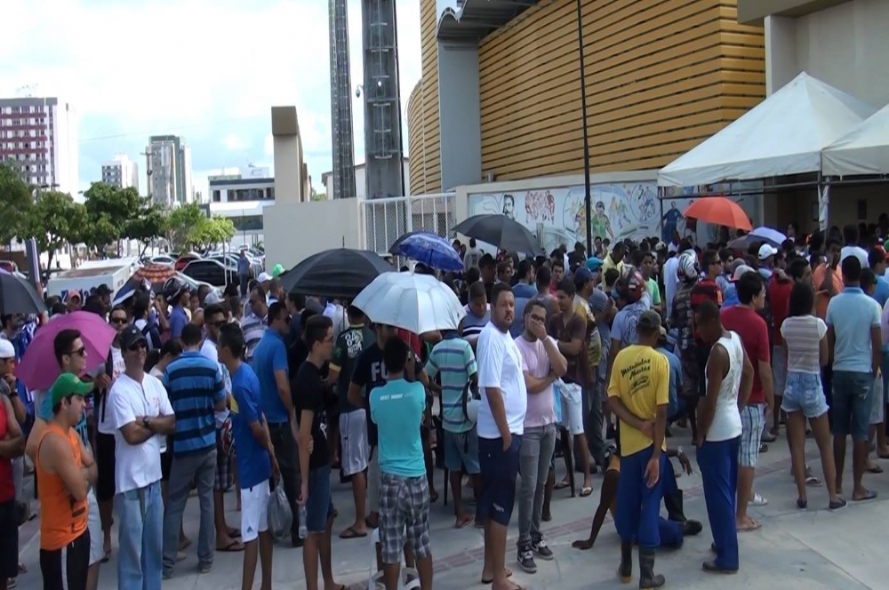 Flamengo x Confiança: torcedores fazem fila por ingresso
