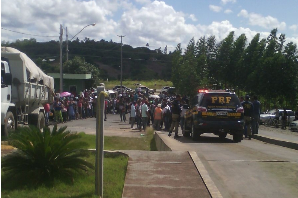 Longas filas durante contratação para serviço de limpeza