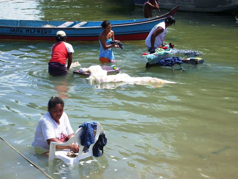 Resultado de imagem para fotos de Lavadeiras em beira de rio